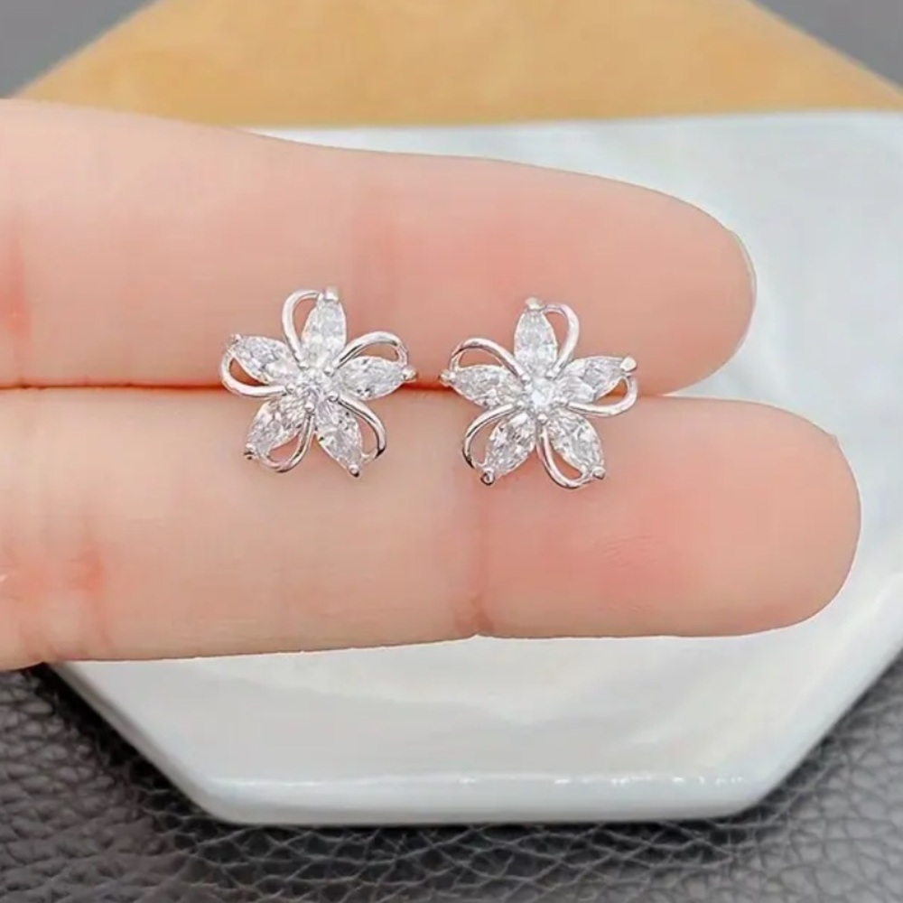 Silver Elegant Floral Earrings - Picture 3 of 4